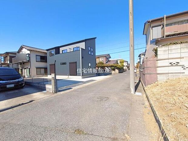 前面道路を含めた現地写真です。