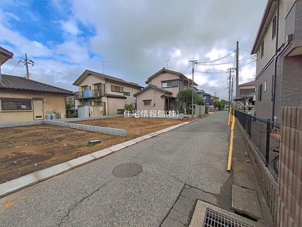 前面道路を含めた現地写真です。
