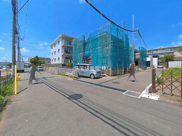 前面道路を含めた現地写真です。