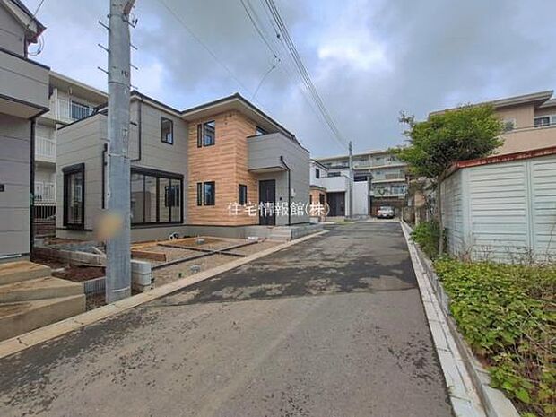 前面道路を含めた現地写真です。