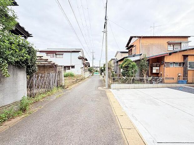 前面道路を含めた現地写真です。