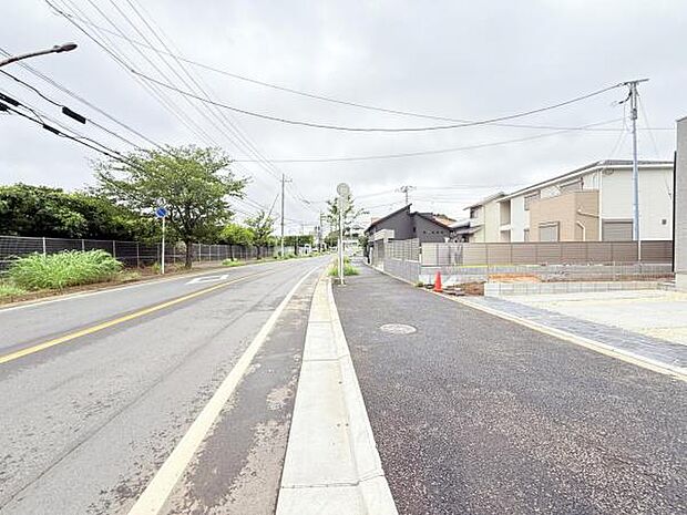 前面道路を含めた現地写真です。