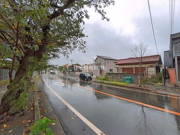前面道路を含めた現地写真です。