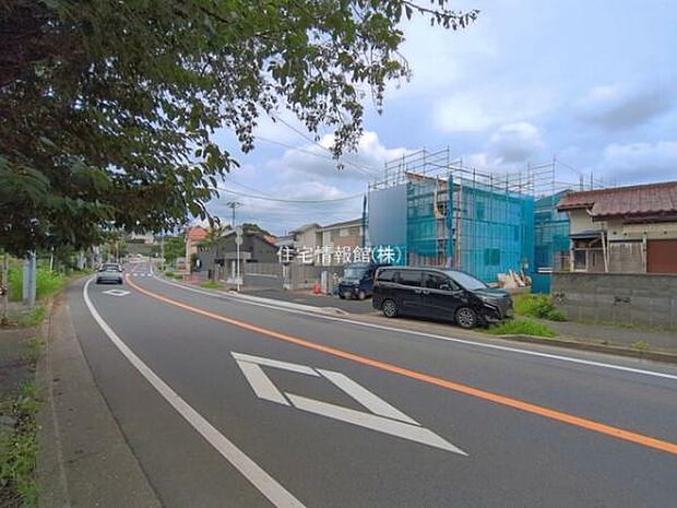 前面道路を含めた現地写真です。