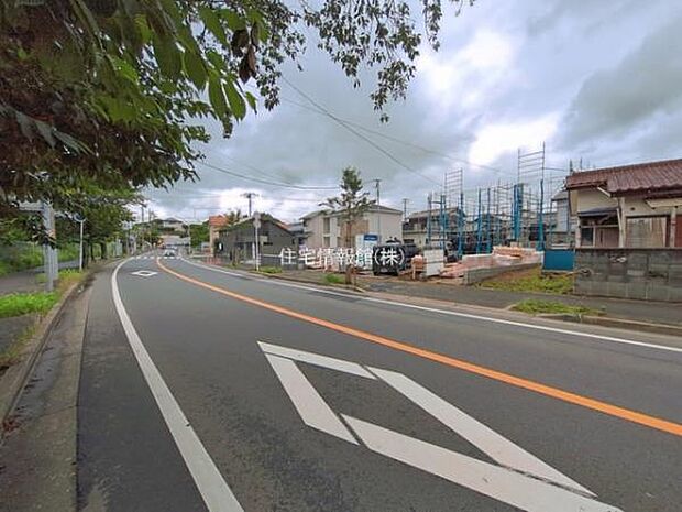 前面道路を含めた現地写真です。
