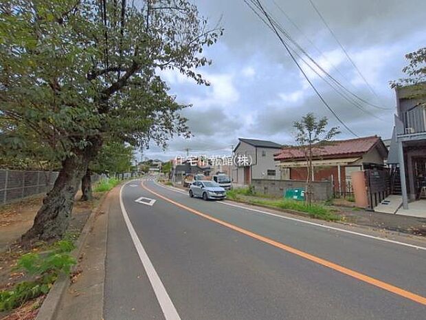 前面道路を含めた現地写真です。
