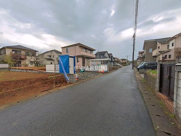 前面道路を含めた現地写真です。