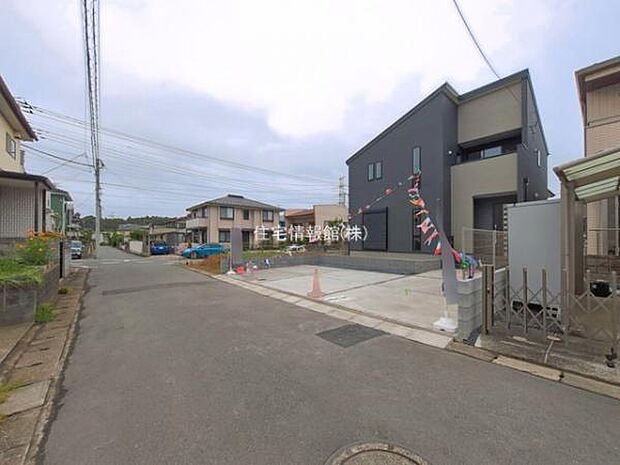 前面道路を含めた現地写真です。