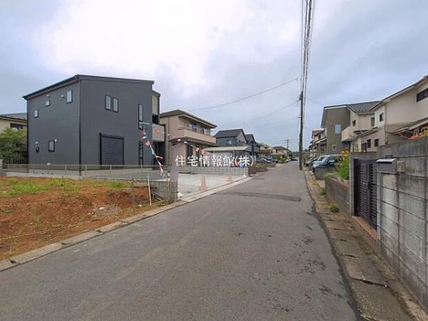 前面道路を含めた現地写真です。