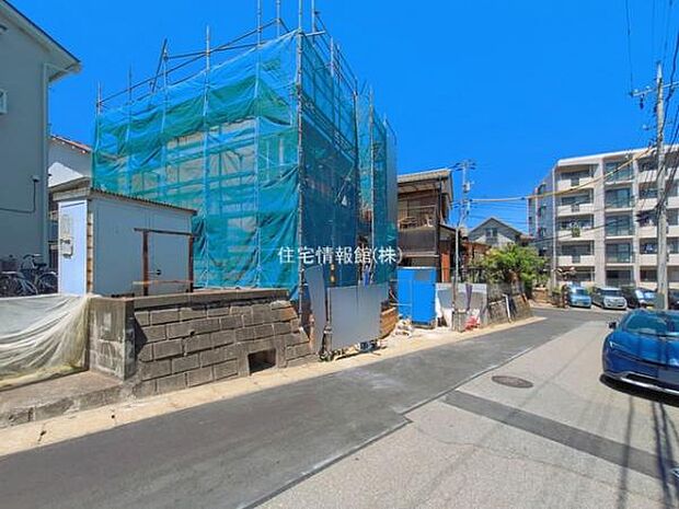前面道路を含めた現地写真です。
