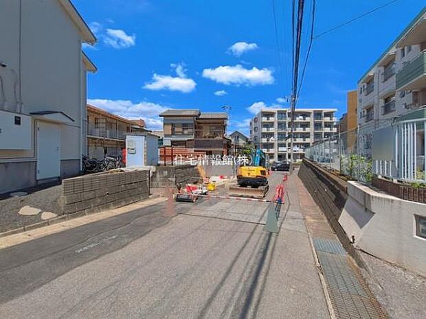 前面道路を含めた現地写真です。