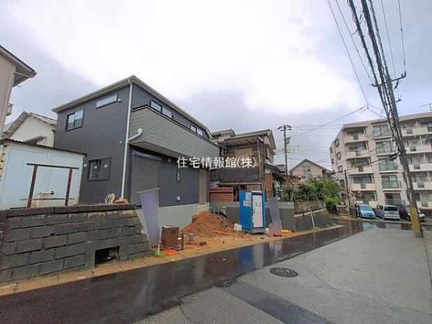 前面道路を含めた現地写真です。