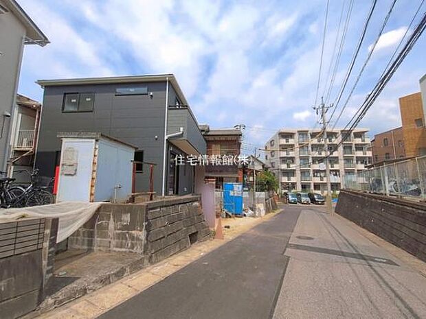 前面道路を含めた現地写真です。