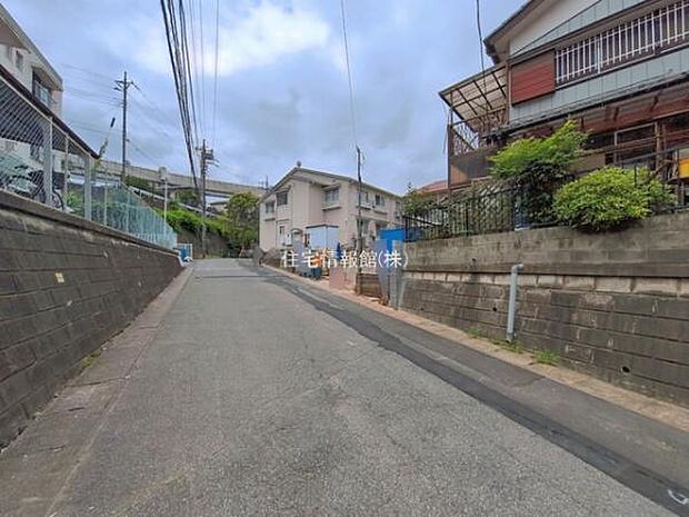 前面道路を含めた現地写真です。