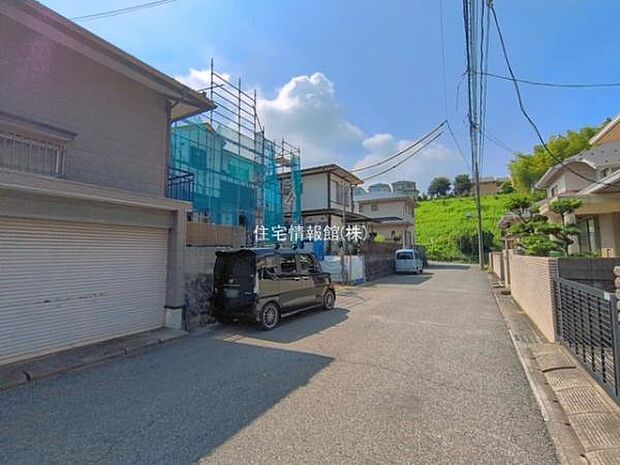 前面道路を含めた現地写真です。