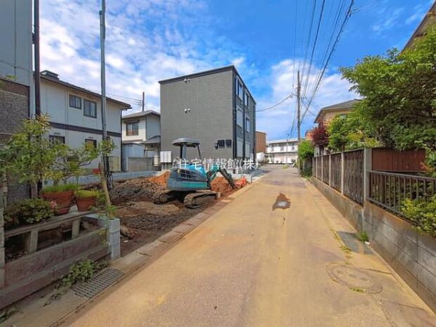 前面道路を含めた現地写真です。