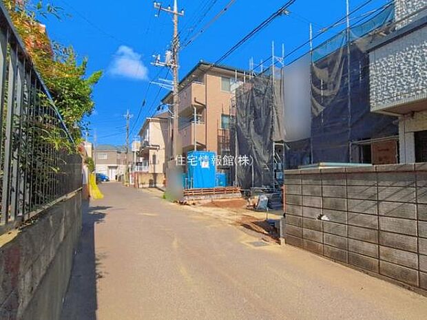 前面道路を含めた現地写真です。