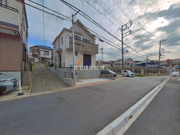 前面道路を含めた現地写真です。