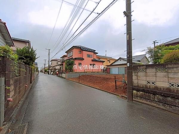 前面道路を含めた現地写真です。