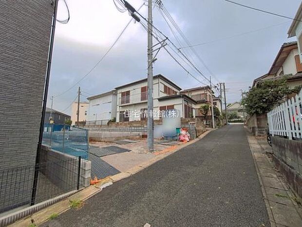 前面道路を含めた現地写真です。