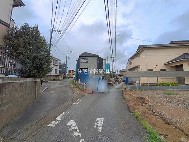 前面道路を含めた現地写真です。