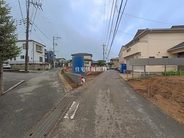 前面道路を含めた現地写真です。