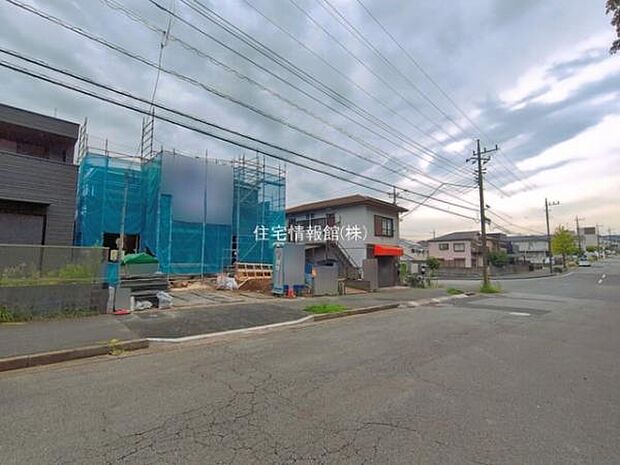 前面道路を含めた現地写真です。