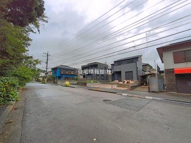 前面道路を含めた現地写真です。