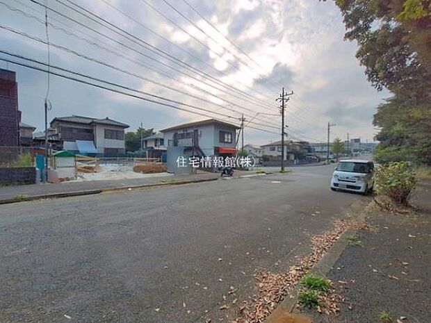 前面道路を含めた現地写真です。