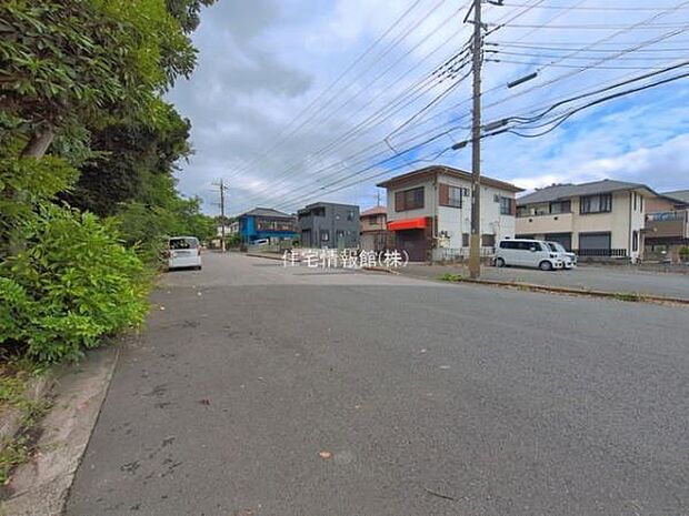 前面道路を含めた現地写真です。