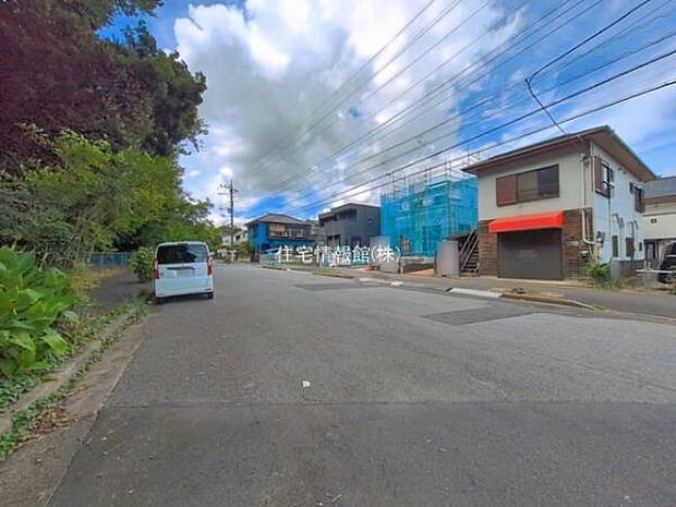 前面道路を含めた現地写真です。