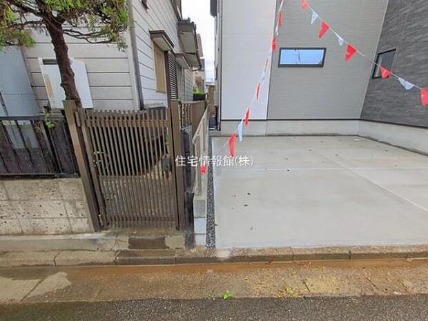 前面道路を含めた現地写真です。