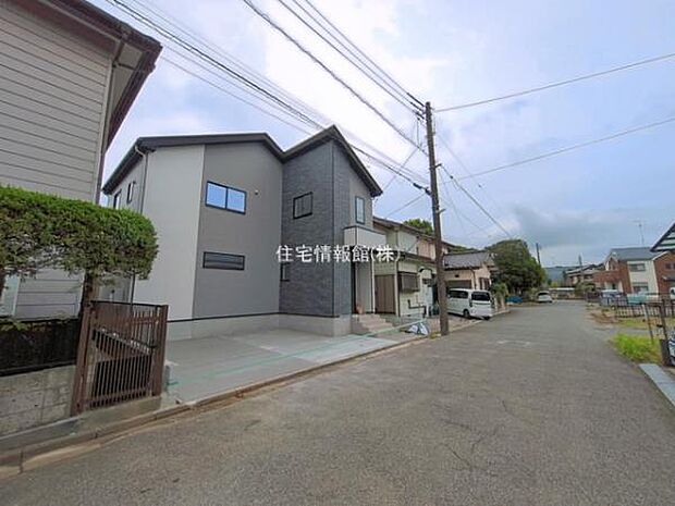 前面道路を含めた現地写真です。