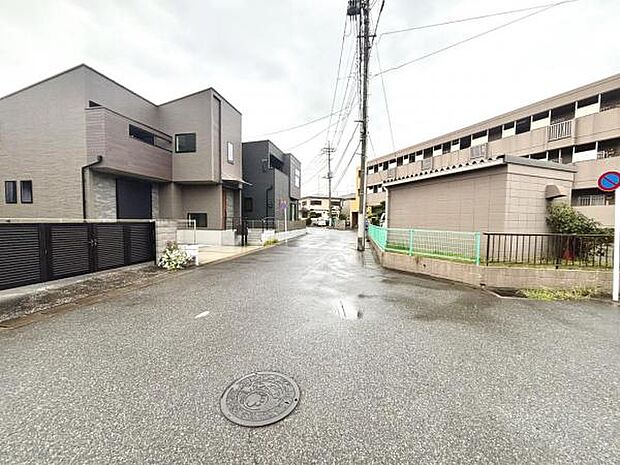 前面道路を含めた現地写真です。