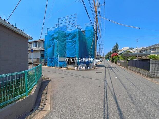 前面道路を含めた現地写真です。