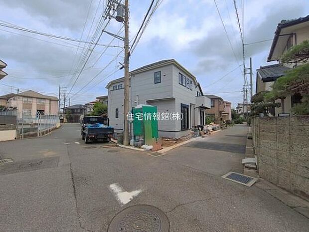 前面道路を含めた現地写真です。