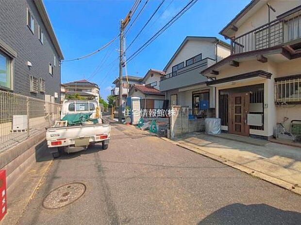 前面道路を含めた現地写真です。