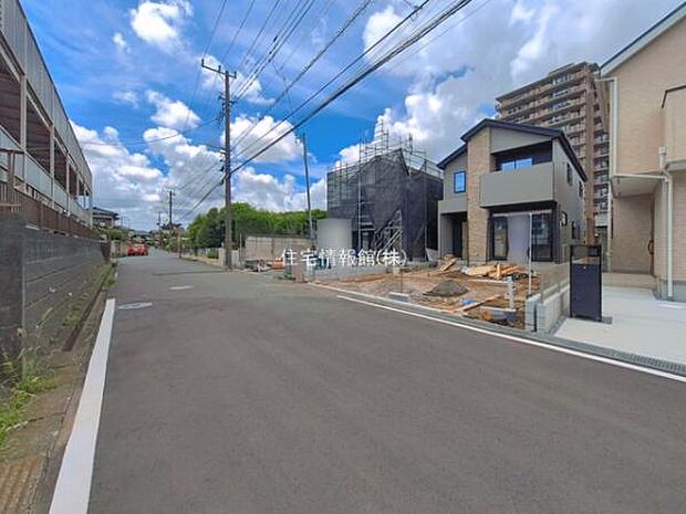 前面道路を含めた現地写真です。