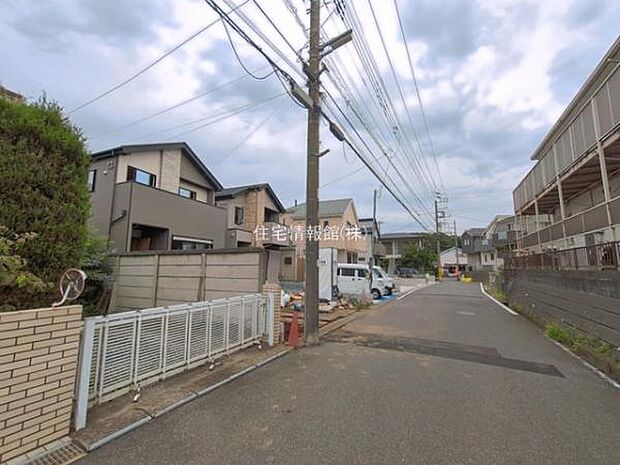 前面道路を含めた現地写真です。