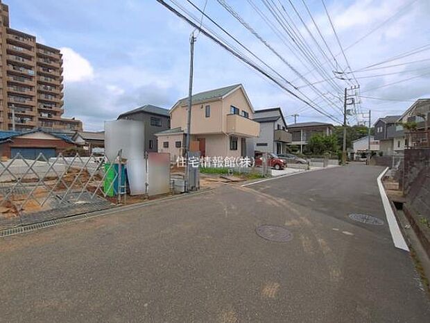前面道路を含めた現地写真です。