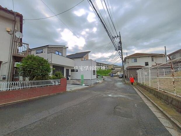 前面道路を含めた現地写真です。