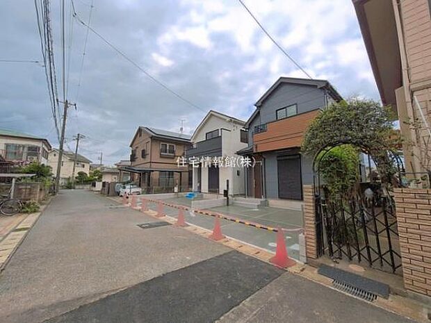前面道路を含めた現地写真です。