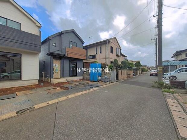 前面道路を含めた現地写真です。