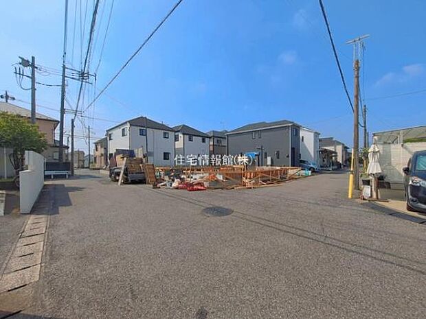 前面道路を含めた現地写真です。