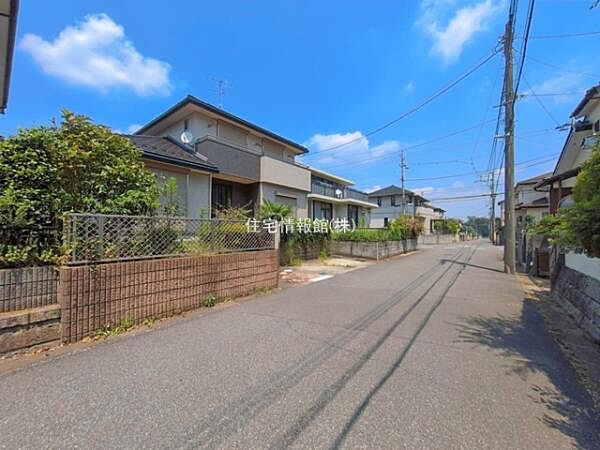 前面道路を含めた現地写真です。