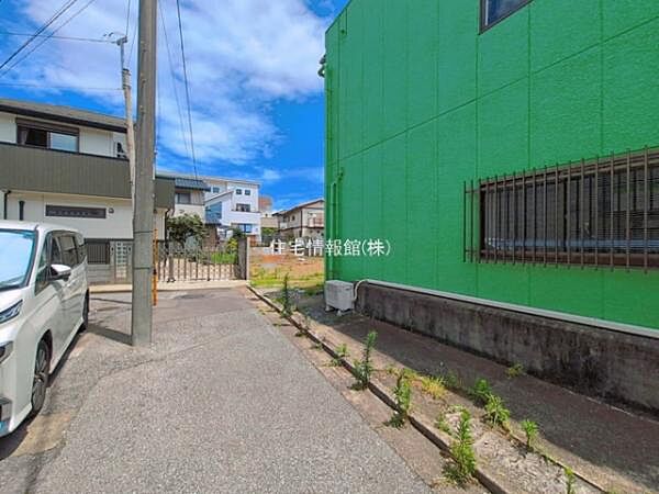 前面道路を含めた現地写真です。