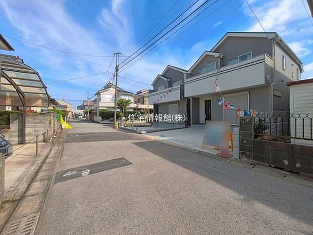 前面道路を含めた現地写真です。