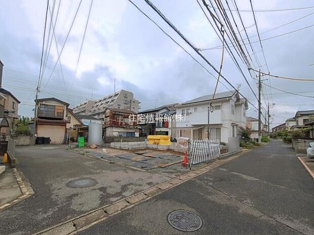 前面道路を含めた現地写真です。