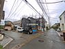 外観：前面道路を含めた現地写真です。