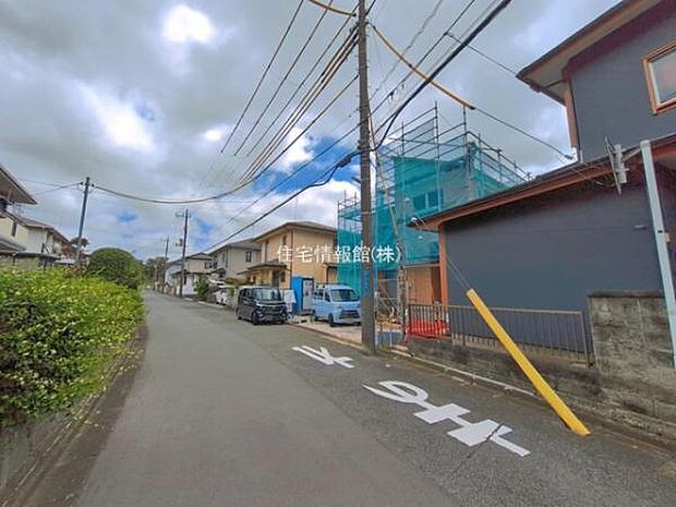 前面道路を含めた現地写真です。